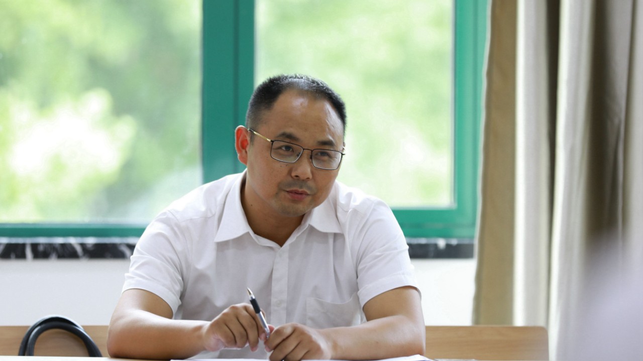 东吴物业副总经理冯玉忠主持讨论
